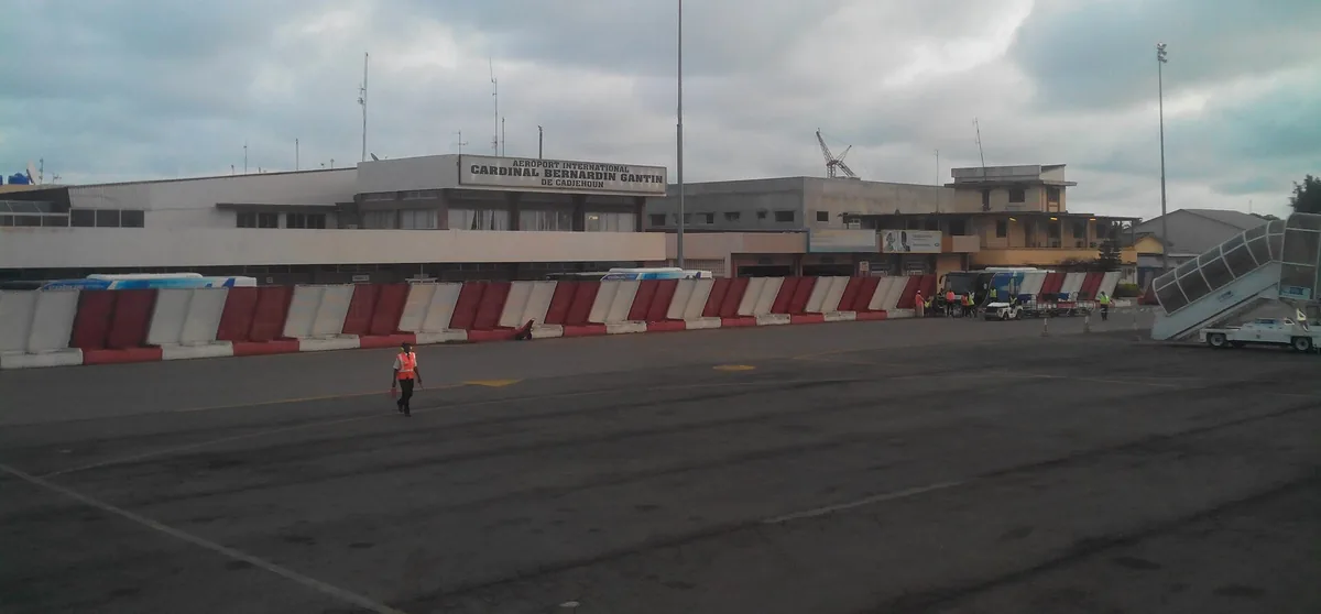 Fachada del aeropuerto internacional Cardinal Bernardin Gantin de Cotonú vista desde la pista