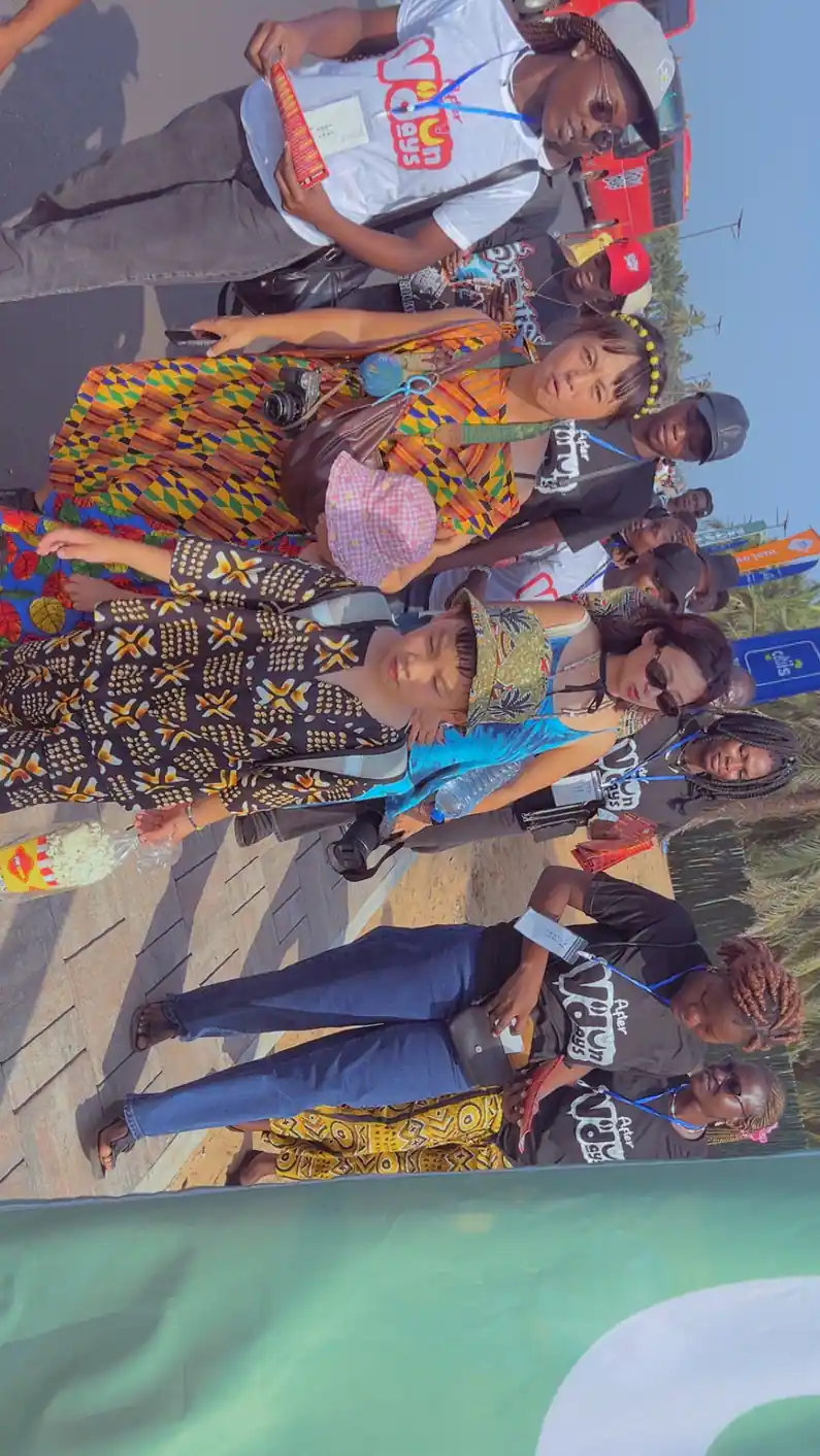 Guide certifié Vodun avec un groupe sur site, Ouidah