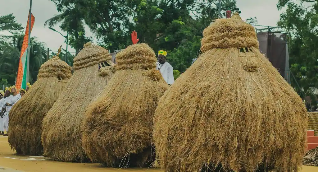 Zangbéto en procession, Vodundays, Ouidah, Bénin