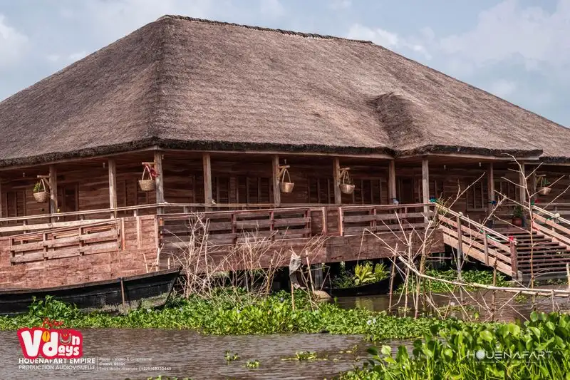 Gran casa de techo de paja sobre pilotes, Ganvié, ciudad lacustre del lago Nokoué, Benín