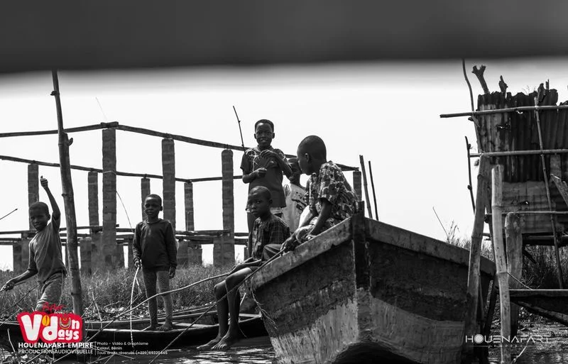 Niños en las piraguas frente a los pontones de madera, Ganvié, ciudad lacustre del lago Nokoué, Benín