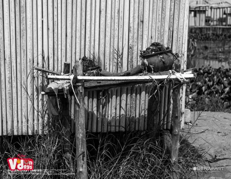 Detalle de una casa lacustre de bambú y chapa, Ganvié, ciudad lacustre del lago Nokoué, Benín
