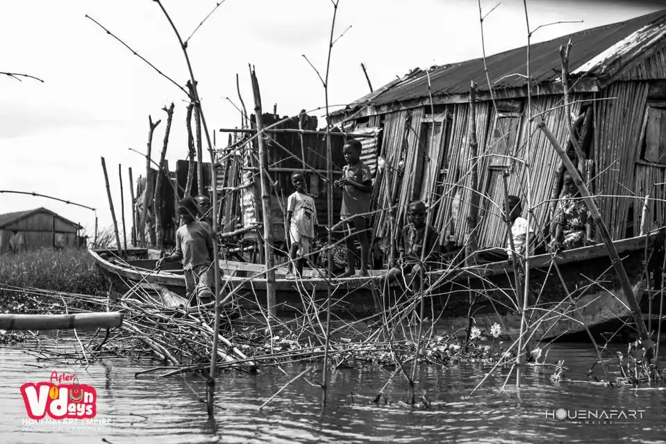 Children and canoes in front of the stilt houses, Ganvié, lake village on Lake Nokoué, Benin