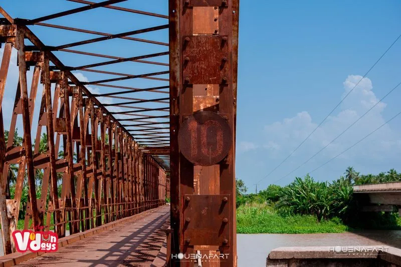 Detalle de la estructura y la pasarela del antiguo puente de Grand-Popo, Benín