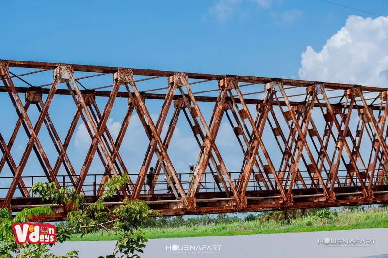 Antiguo puente de Grand-Popo, celosía de acero oxidada bajo el cielo azul, Benín
