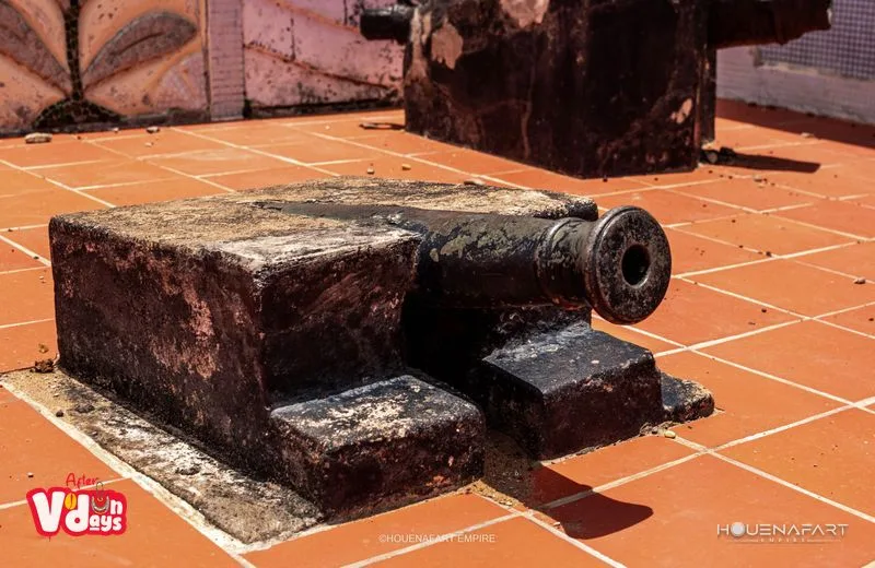 Antiguo cañón de hierro fundido en una terraza embaldosada, Grand-Popo, Benín