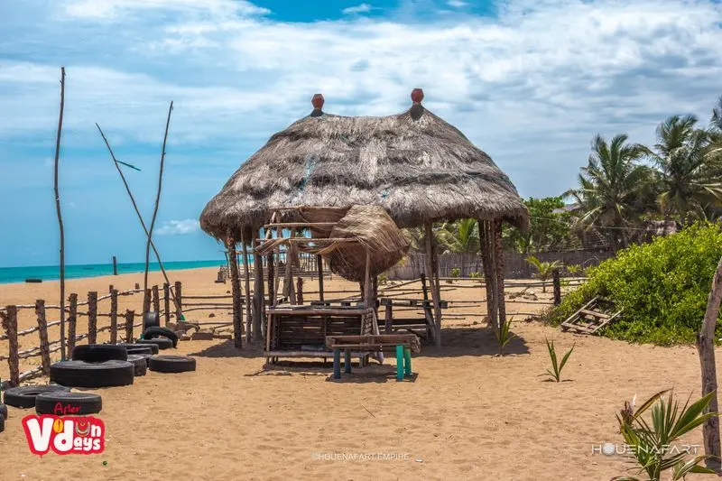 Cabaña de paja en la playa de arena, Grand-Popo, Benín