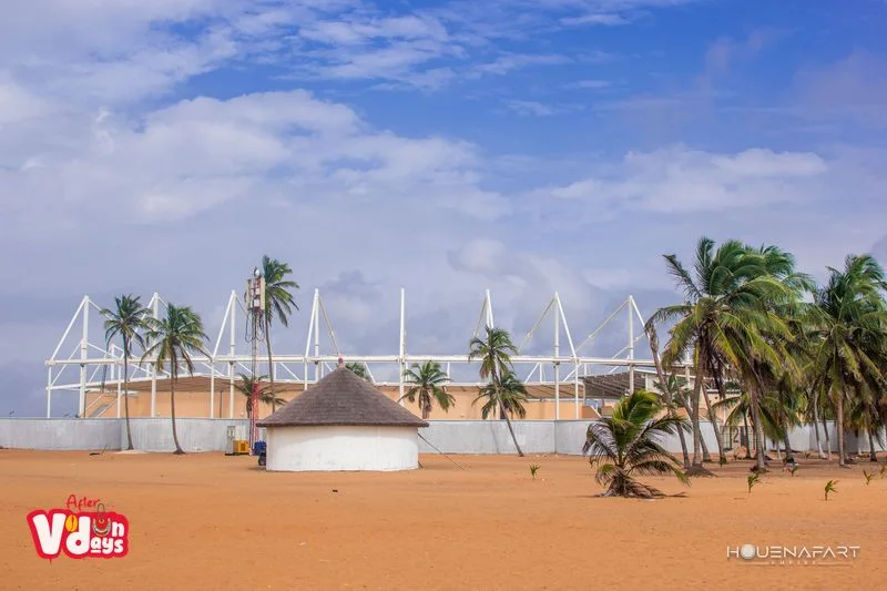 Cabana redonda de palha e estrutura branca no local da Porta do Não Retorno, Ouidah, Benim
