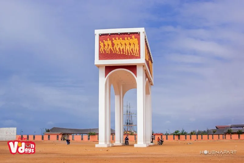 O monumento da Porta do Não Retorno em sua esplanada de areia vermelha, Ouidah, Benim