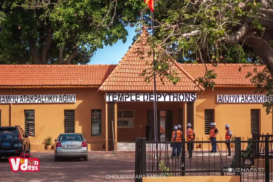Python Temple : sacred pythons of Vodun, Ouidah, Benin (view 3)