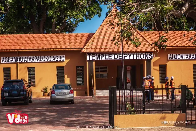 Python Temple : sacred pythons of Vodun, Ouidah, Benin (view 4)