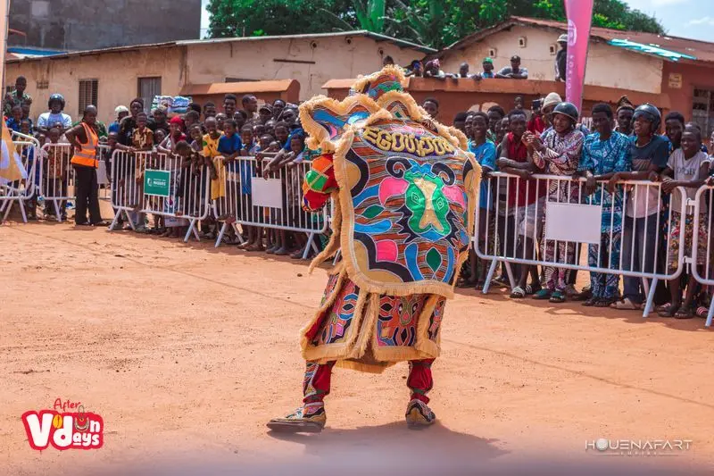 Egungun : ancestral masquerade, Ouidah, Benin (view 2)