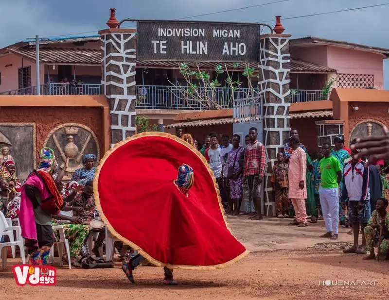 Egungun : ancestral masquerade, Ouidah, Benin (view 3)