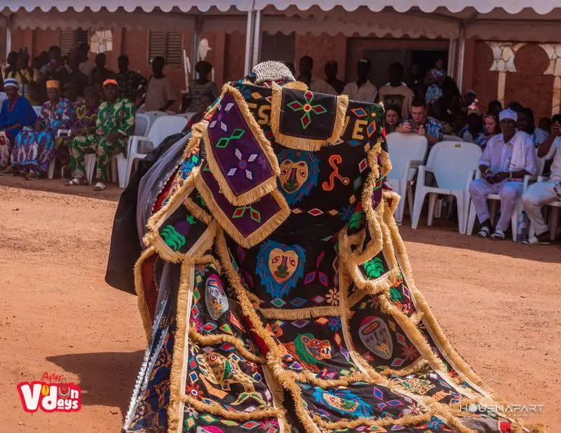 Egungun : ancestral masquerade, Ouidah, Benin (view 4)